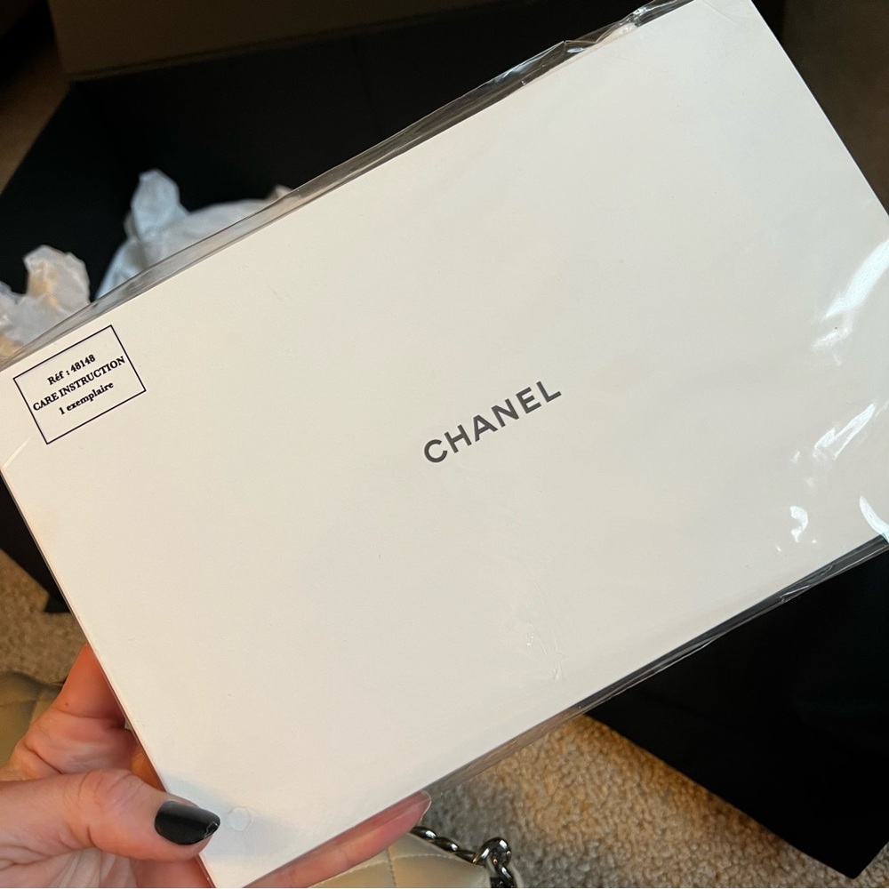 Chanel 19 beige large flap bag lambskin two tone metal - Picture 14 of 14
